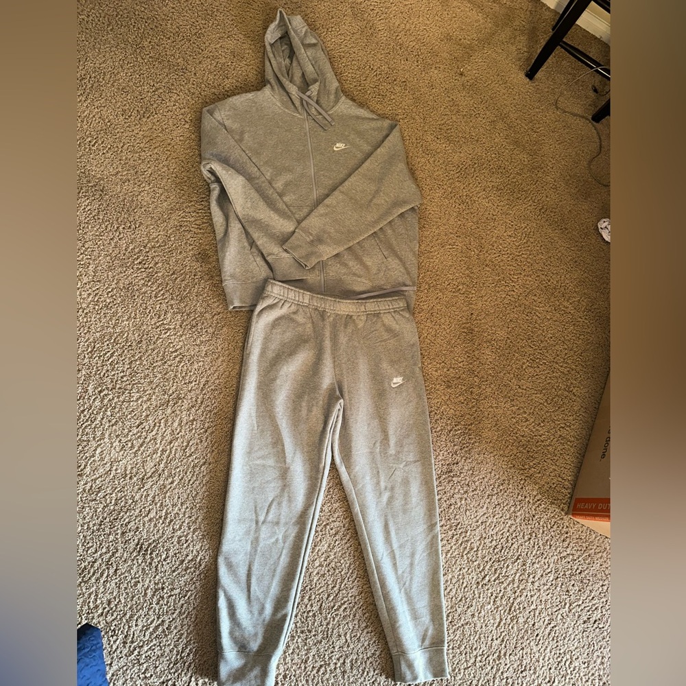 men's nike set size XL, new with tags, less than half its original price